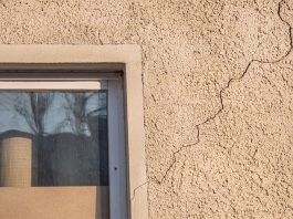 Risse im Putz sollte man nicht auf die leichte Schulter nehmen.