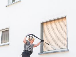 Vorsicht mit dem Hochdruckreiniger beim Reinigen der Fassade: Nicht alle Putze halten dem hohen Druck stand.