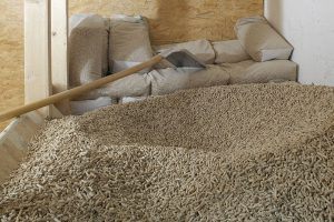 Es gibt unterschiedliche Formen der Lagerung von Pellets. Der Lagerort muss aber unbedingt trocken sein.