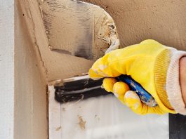 Ecken spachteln: Expertentipps für ein tolles Ergebnis Spachteln von Ecken: Eckschutzleisten aus Metall verhindern ein Abbrechen der Spachtelmasse.