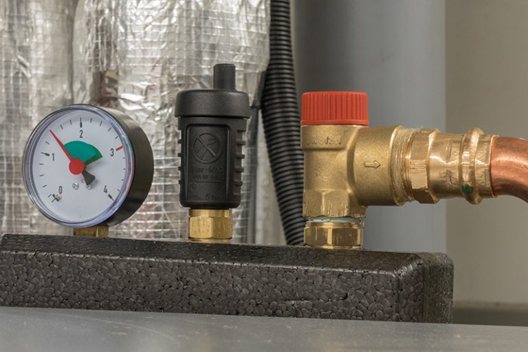 Bei der Heizung das Wasser nachfüllen Das sollten Sie wissen