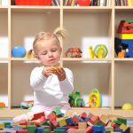Achten Sie im Kinderzimmer unter anderem auf genügend Stauraum. So kann nach dem Spielen rasch wieder für Ordnung gesorgt werden.