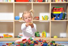 Achten Sie im Kinderzimmer unter anderem auf genügend Stauraum. So kann nach dem Spielen rasch wieder für Ordnung gesorgt werden.