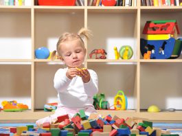 Kinderzimmer einrichten: Tipps und Tricks für die Gestaltung Achten Sie im Kinderzimmer unter anderem auf genügend Stauraum. So kann nach dem Spielen rasch wieder für Ordnung gesorgt werden.