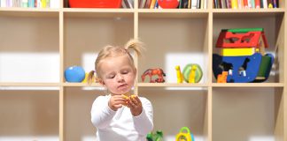 Achten Sie im Kinderzimmer unter anderem auf genügend Stauraum. So kann nach dem Spielen rasch wieder für Ordnung gesorgt werden.
