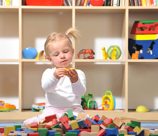 Kinderzimmer einrichten: Tipps und Tricks für die Gestaltung Achten Sie im Kinderzimmer unter anderem auf genügend Stauraum. So kann nach dem Spielen rasch wieder für Ordnung gesorgt werden.