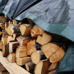 Brennholz sollte beim Verfeuern eine Restfeuchtigkeit von 20 Prozent aufweisen. Dafür ist eine optimale Lagerung erforderlich.