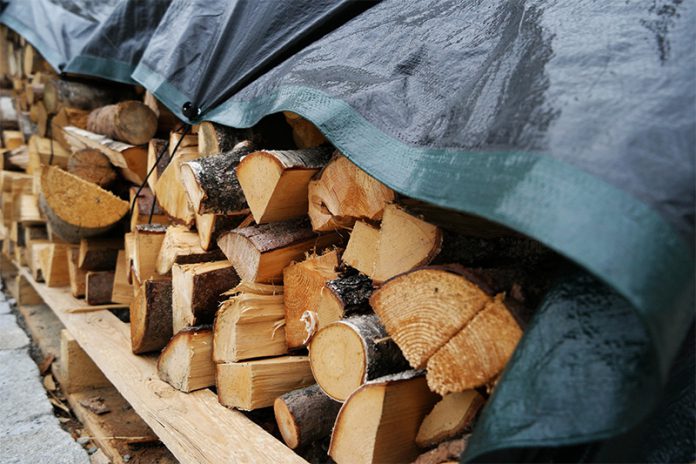 Brennholz sollte beim Verfeuern eine Restfeuchtigkeit von 20 Prozent aufweisen. Dafür ist eine optimale Lagerung erforderlich.