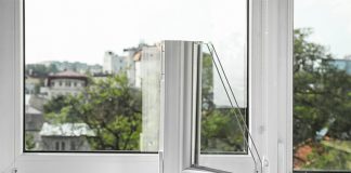 Welche Fensterarten passen zu Ihnen? Zur Auswahl stehen Fenster aus Kunststoff, Aluminium oder Holz, es gibt aber auch Kombinationen.