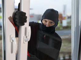 Vorsicht: Gekippte Fenster sind wie eine Einladung für Einbrecher. Ein Einbruchschutz für Fenster erhöht den Schutz ungemein.