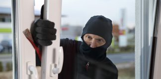 Vorsicht: Gekippte Fenster sind wie eine Einladung für Einbrecher. Ein Einbruchschutz für Fenster erhöht den Schutz ungemein.
