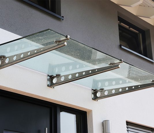 Vordächer müssen nicht nur einen praktischen Zweck erfüllen. Richtig ausgeführt wirken sie auch als gestalterisches Element.