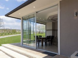 Bei Terrassentüren entscheiden sich viele für Schiebetüren mit großer Glasfront.