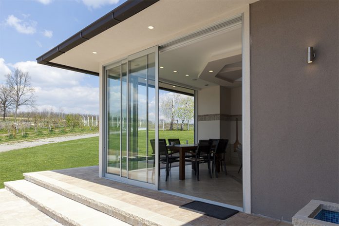 Bei Terrassentüren entscheiden sich viele für Schiebetüren mit großer Glasfront.