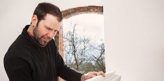 Fenster aus Kunststoff sind günstig in der Anschaffung und gelten als pflegeleicht und langlebig.