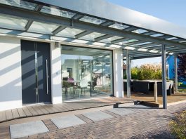 Die Terrassenüberdachung erfüllt nicht nur einen funktionellen Zweck. Sie kann auch optisch einiges hermachen.