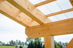 Auch bei der Überdachung von Terrassen wird gerne auf den Baustoff Holz zurückgegriffen.