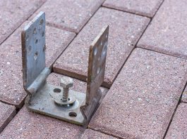 Egal ob Zaun, Blickschutz oder Carport: Pfosten verankern ist das Um und Auf und gewährleistet entsprechende Standsicherheit.