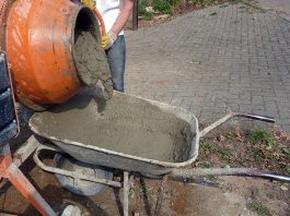 Das Pfostenfundament: Stabile Verankerung im Boden Das Einbetonieren von Pfosten ist kostengünstig uns sichert hohe Stabilität.