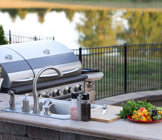 Die Freiluftküche: Basiswissen für Ihre Küche unter freiem Himmel Mehr Zeit für Ihre Gäste: Mit einer Outdoor-Küche sparen Sie sich bei Grillfesten die Lauferei zwischen Küche und Garten.