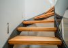 Treppen gibt es in verschiedenen Bauformen und Materialien. Um sie entsprechend sicher zu gestalten, gibt der Gesetzgeber mitunter strenge Richtlinien vor.