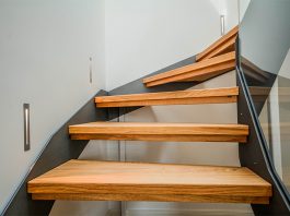 Treppen gibt es in verschiedenen Bauformen und Materialien. Um sie entsprechend sicher zu gestalten, gibt der Gesetzgeber mitunter strenge Richtlinien vor.