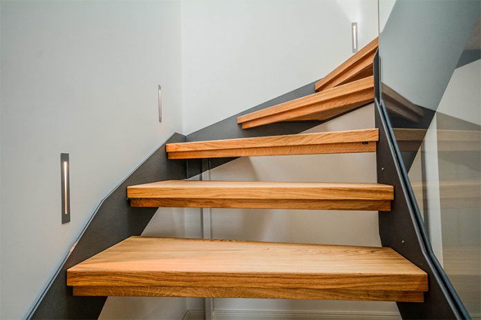 Treppen gibt es in verschiedenen Bauformen und Materialien. Um sie entsprechend sicher zu gestalten, gibt der Gesetzgeber mitunter strenge Richtlinien vor.