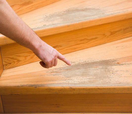 Die Holztreppe sanieren: So peppen Sie die alte Treppe wieder auf Bei täglicher Benutzung ist es kein Wunder, dass man es ihr nach einiger Zeit auch ankennt und die Holztreppe sanieren muss.