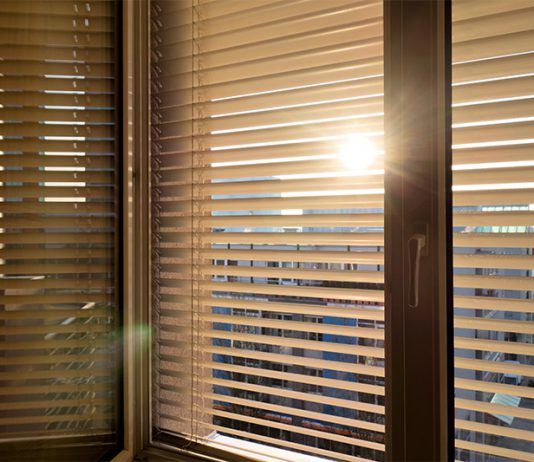 Fenster verdunkeln: So schlafen sie garantiert besser durch Viele schlafen bei völlig verdunkelten Fenstern erst so richtig gut. Für die Verdunkelung gibt es mehrere Möglichkeiten.