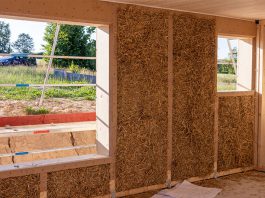 Der Strohballenbau bietet viele Vorteile. Vor allem besticht er durch seine gute Wärmedämmfähigkeit.