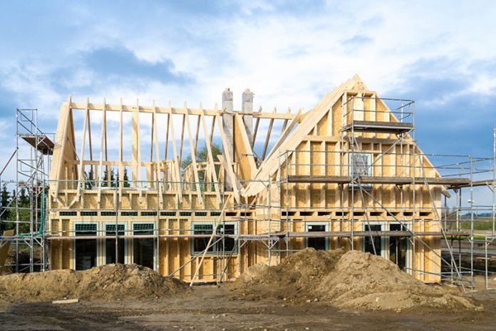 Häuser in Holzbauweise überzeugen nicht nur durch den Ökologischen-Fußabdruck, sonder auch durch zahlreiche andere Eigenschaften.