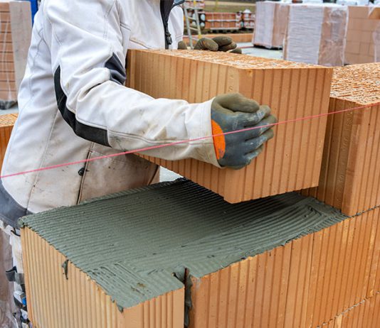 Vollziegel: Kalksandstein oder Ton für den Mauerwerksbau? Stabilität und der Sicherheitsgedanke machen die Mauerwerksbauweise zum Favoriten für viele Bauherren.