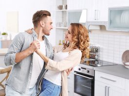 Planung der Küche: Diese Basics sollte jeder wissen Bei der Planung der Küche gibt es viele wichtige Punkte zu beachten. Setzen Sie daher auf die Erfahrung von Küchenprofis.