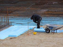 Die Dämmung wird beim Neubau an der Unterseite angebracht, beim Altbau jedoch an der Oberseite.