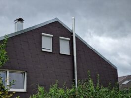 Hauswand aus Eternit Zementplatten