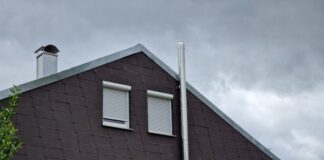Hauswand aus Eternit Zementplatten