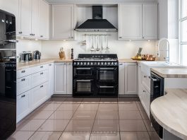 Eine Küche im Landhausstil glänzt vor allem durch passende Geräte. Im Bild: Geräte im Retro-Stil von SMEG.