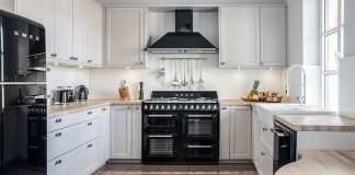 Eine Küche im Landhausstil glänzt vor allem durch passende Geräte. Im Bild: Geräte im Retro-Stil von SMEG.