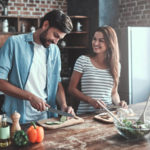 Wohnküche, Mann und Frau kochen