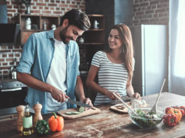 Wohnküche, Mann und Frau kochen