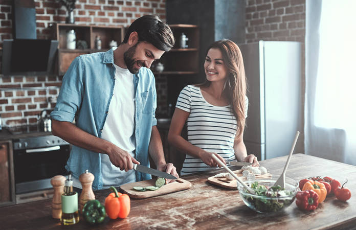 Wohnküche, Mann und Frau kochen