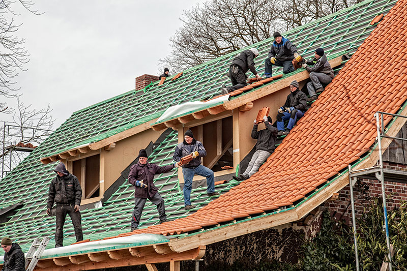 Nach alter Tradition halfen Nachbarn und Freunde bei der Dachdeckung.
