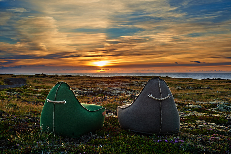Ein gemütlicher Abend im isländischen Sonnenschein: Die RETROit Cobana Sitzsäcke von SACKit.