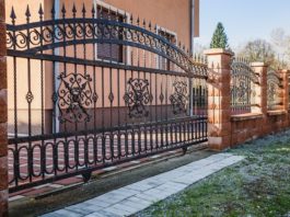 Gartenzäune im Vergleich: Welches Material ist am besten? Schmiedeeisenzaun schwarz