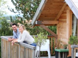 Ehepaar auf dem Balkon im Ferienhaus