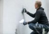 Mann verputzt Wand mit Innenputz