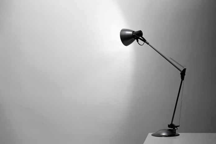 Schreibtischlampe mit grauem Hintergrund