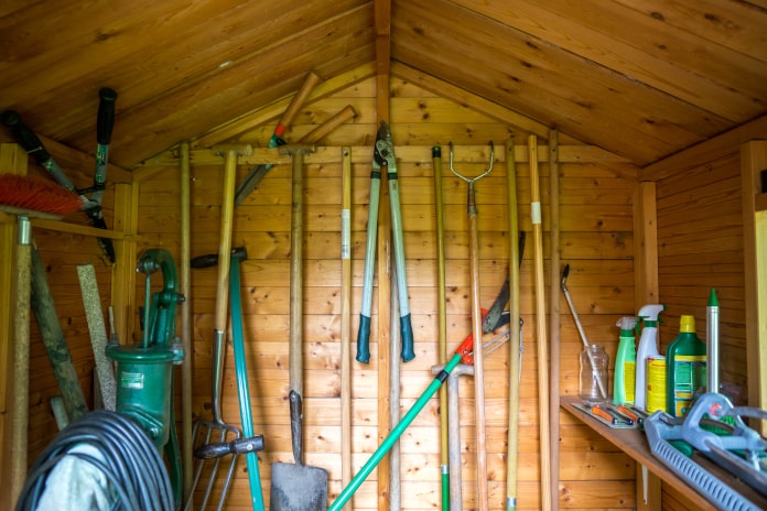 Gartenhütte mit Werkzeugen