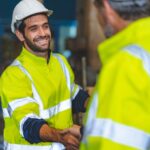 2 Bauarbeiter schütteln sich die Hand