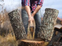 Holz spalten mit Axt